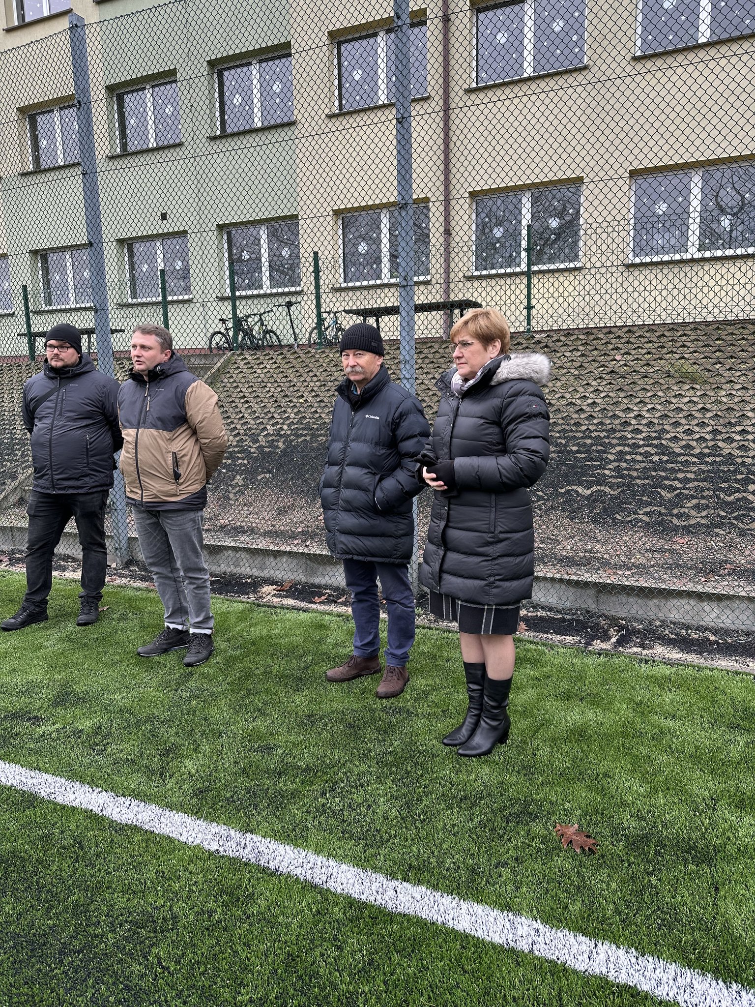 Na zdjęciu Barbara Gąsiorowska burmistrz MiG Nowe Miasto nad Pilicą w towarzystwie trzech zaproszonych gości. Wszyscy stoją na murawie boiska.